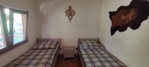 Llit o llits en una habitació de Domek Letniskowy Mazurska Chatka
