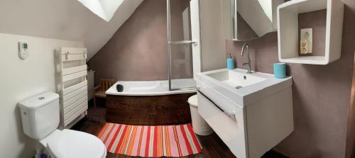 ein kleines Bad mit einem Waschbecken und einem WC in der Unterkunft Charmante maison de ville dans un bourg typique in Noyal-Muzillac