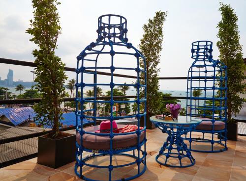 une cage pour oiseaux bleus assis au-dessus d'un toit dans l'établissement The Weekend Pattaya (Tweet Tweet Nest Pattaya), à Pattaya
