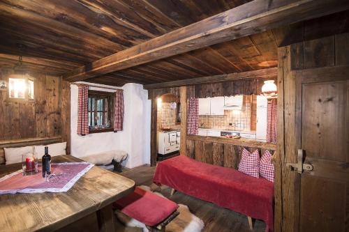 Una habitación con una cama y una mesa en una habitación en Hütte - Ferienhaus Bischoferhütte für 2-10 Personen en Alpbach