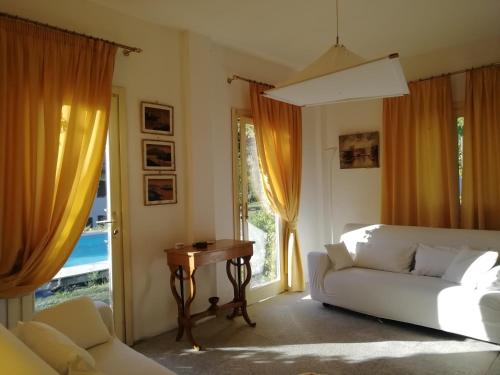 a living room with a couch and a table at Villa le Noci in Bettola