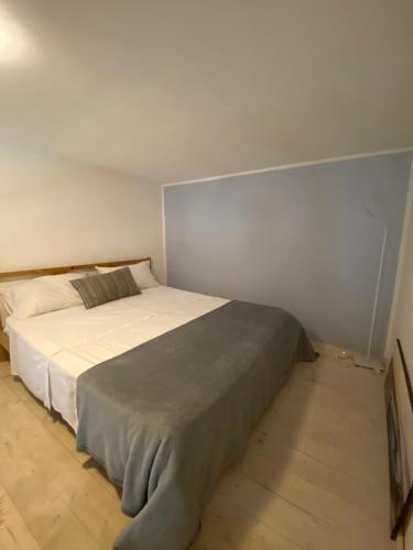 カステッランマーレ・デル・ゴルフォにあるAlice's Apartmentのベッドルーム1室(大型ベッド1台付)