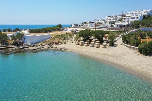 vistas aéreas a la playa y a los edificios en Cavos en Agios Sostis