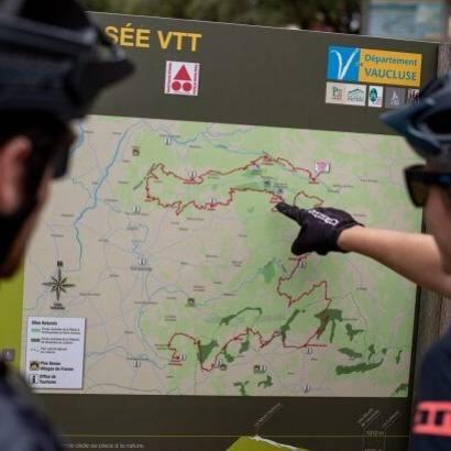 a person pointing to a map on a wall at Provence, Studio climatisé, vue lac Spirou 400 metres, Avignon 15 mn in Monteux