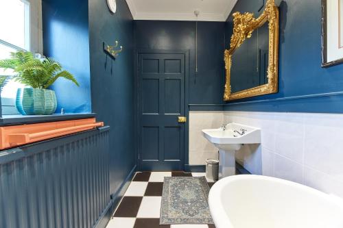 A bathroom at River View: Characterful Townhouse, Stunning Views