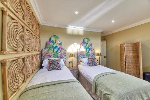 A bed or beds in a room at River View: Characterful Townhouse, Stunning Views