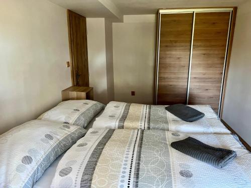 two beds sitting next to each other in a bedroom at EDER- Penzion & Apartmány in Horní Planá