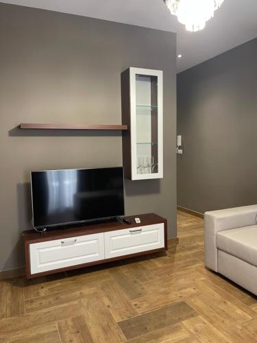 Μια τηλεόραση ή/και κέντρο ψυχαγωγίας στο Himara Luxury Apartments