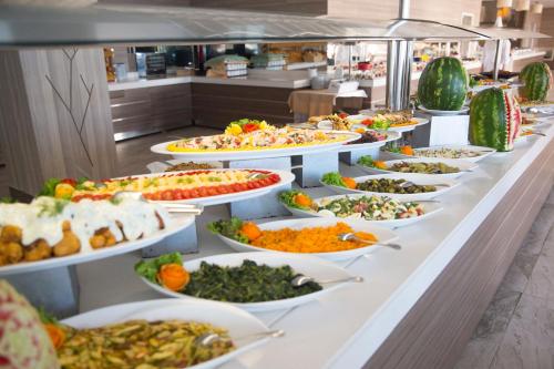 een buffet met veel borden eten bij Delta Hotels By Marriott Bodrum in Yalıkavak
