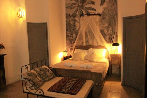 une chambre avec un lit et une chaise dedans dans l'établissement Superbe appartement spacieux - Centre historique, à Montpellier