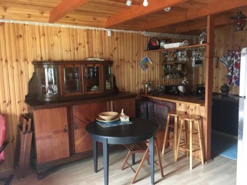 een keuken met een tafel en een aanrecht in een hut bij Domek Mały Mermet in Długie