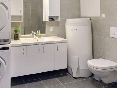 Un baño blanco con inodoro y lavabo. en 8 person holiday home in Leka-By Traum, en Frøvik