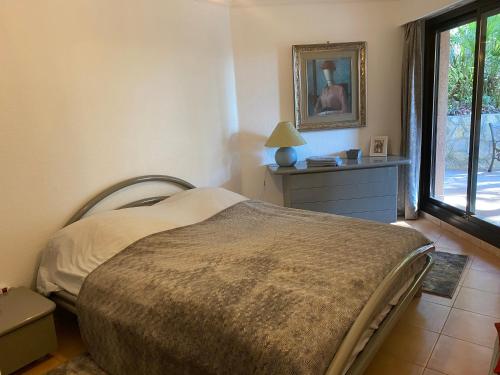 une chambre avec un lit et une fenêtre dans l'établissement appartement Nice , jardin et mer, à Nice