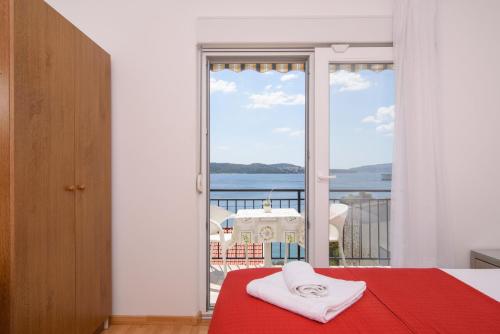 A2-apt w shared pool & balcony next to the beach