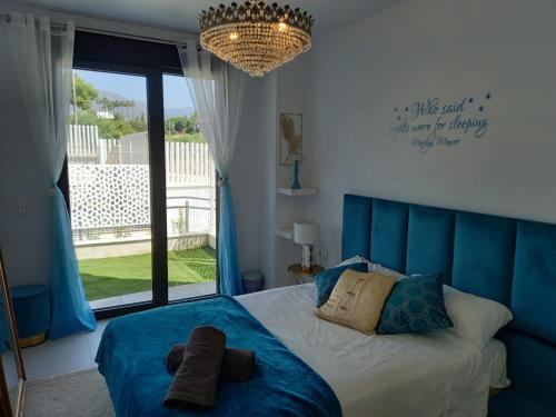 CASA CASU NEW STUNNING 3 BED RAISED GROUND FLOOR APARTMENT & HUGE BALCONY WITH SEA POOL & MOUNTAIN VIEW INDOOR & OUTDOOR SWIMMING POOLS & GYM WALKING DISTANCE TO BEACH PORT Estepona TRAVELLER AWARD 2023