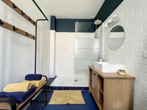 een badkamer met een wastafel en een douche bij Good Vibes only apparts "Music & Vintage House"- Paris in 15 mn - 4 pax in Groslay