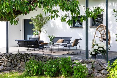 a patio with a table and chairs in a house at N7Quartier in Bad Münstereifel