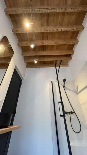 Cette chambre dispose d'une télévision et d'un plafond en bois. dans l'établissement La CORDERIE à 100 m de la plage Wifi, au Tréport