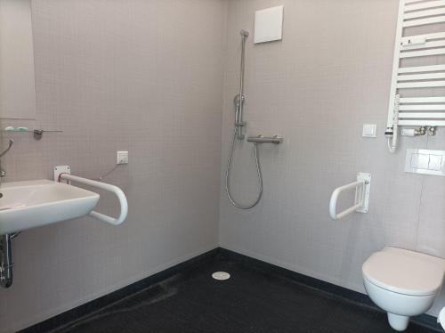 Un baño de Lofty Kampus Garnizon