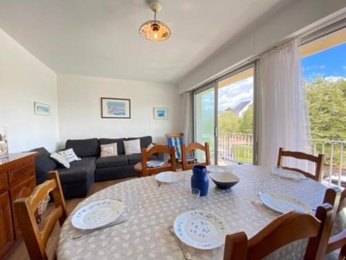 un salon avec une table et un canapé dans l'établissement Appartement lumineux 3 pièces, 5 couchages, centre de La Baule, proche plage avec parking et ascenseur - FR-1-245-6, à La Baule
