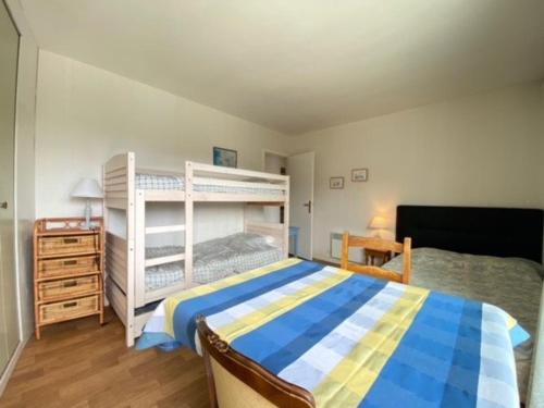 une chambre avec un lit et un lit superposé dans l'établissement Appartement lumineux 3 pièces, 5 couchages, centre de La Baule, proche plage avec parking et ascenseur - FR-1-245-6, à La Baule