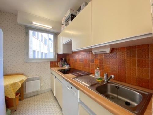 une cuisine avec un évier et un plan de travail dans l'établissement Appartement lumineux 3 pièces, 5 couchages, centre de La Baule, proche plage avec parking et ascenseur - FR-1-245-6, à La Baule
