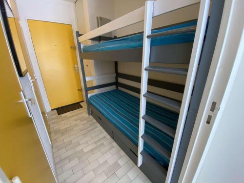 Cette chambre comprend 2 lits superposés et un couloir. dans l'établissement Studio cabine climatisé avec parking à Port Camargue, proche plage - FR-1-250-208, au Grau-du-Roi