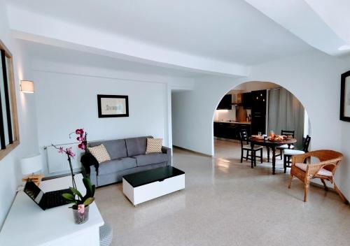 un salon avec un canapé et une table dans l'établissement Le Petit Saint Jean - Residadigne - Zeperfectplace, à Digne-Les-Bains