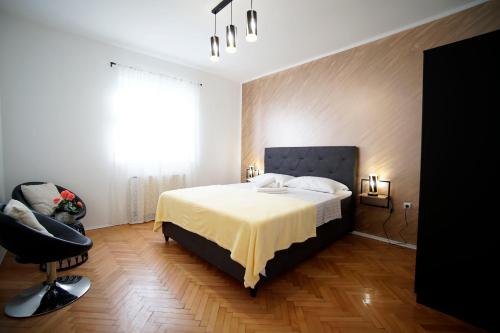 ザダルにあるA&N Zadarのベッドルーム(大型ベッド1台、椅子付)