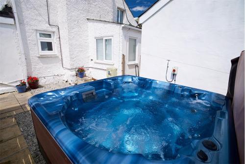 Gallery image of FARMHOUSE GETAWAY-Private Hot tub-comfortable-5 bedroom Sleeps 10 -Spacious-Three lounges one with wood burner, Patio with Private Hot Tub - garden furniture - large kitchen-dinner- American fridge, washing machine, dryer, five bedrooms-Great location in St Austell
