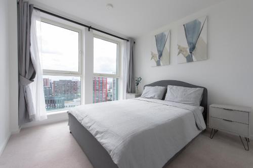 Giường trong phòng chung tại Luxury penthouse with stunning views near Canary Wharf