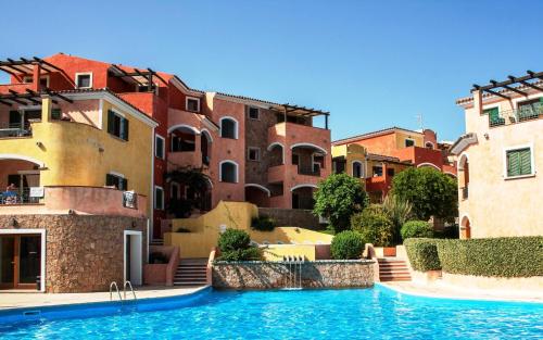 - une piscine en face de certains bâtiments dans l'établissement La Reggia Di Nausicaa, à Santa Teresa Gallura