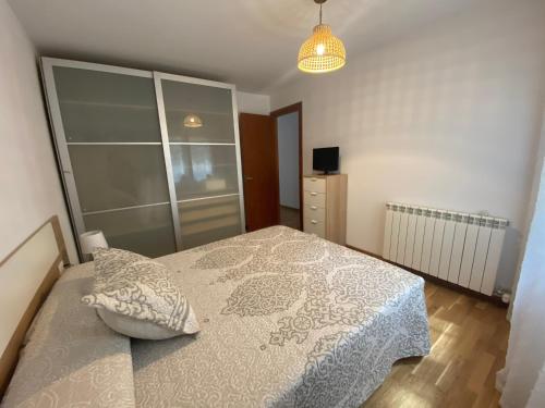 a bedroom with a bed with a pillow on it at Apartament Acollidor a Ribes de Freser in Ribes de Freser