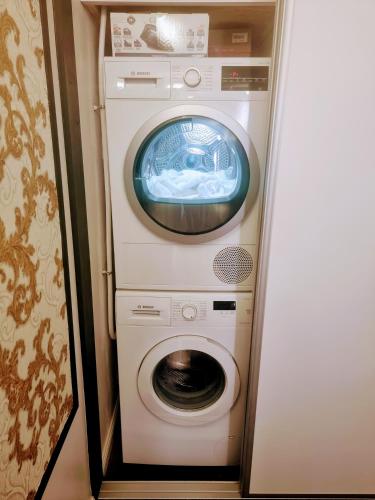 a washing machine and a dryer in a room at 2 Appt MédiéLounge ou MédiéOld, Parking Vue magnifique par Beds76 in Rouen