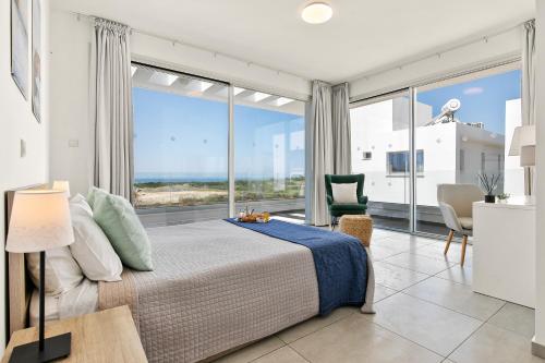 Postel nebo postele na pokoji v ubytování Sea Point Villas