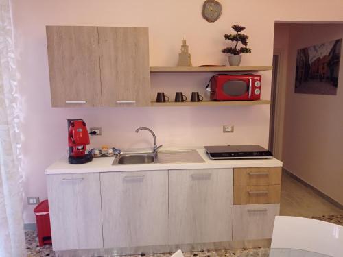 una pequeña cocina con fregadero y microondas en Dimora il Trabucco, en Termoli