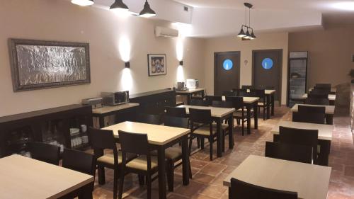 a dining room filled with tables and chairs at Hotel Vila Raia in Idanha-a-Nova