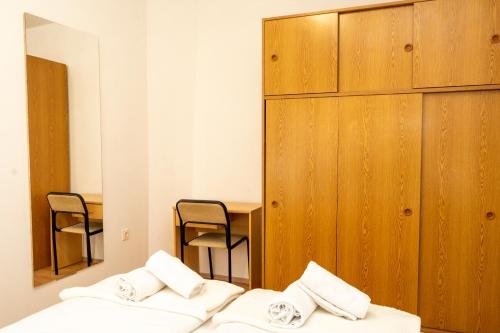 Apartman Čurčić في كنين: غرفة نوم بسريرين وطاولة وكراسي