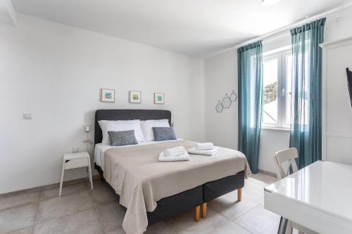 Ένα ή περισσότερα κρεβάτια σε δωμάτιο στο Vila Božić Hvar