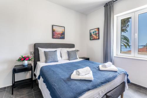 Ένα ή περισσότερα κρεβάτια σε δωμάτιο στο Vila Božić Hvar