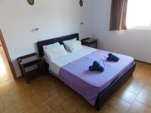 Un dormitorio con una cama con dos bolsas. en Villa Sofia en Ialyssos