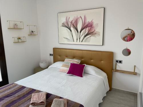 聖佩德羅－德爾皮納塔爾的住宿－Villa de 2022 moderna y con piscina privada，一间卧室配有一张大床和紫色枕头