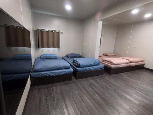 a room with three beds in a room at HOT DIVING HOSTEL in Shang-fu-ts'un