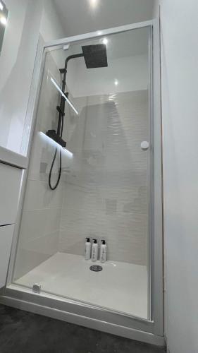 une douche avec une porte vitrée dans une salle de bain dans l'établissement DAUTRESIRE, au Tréport
