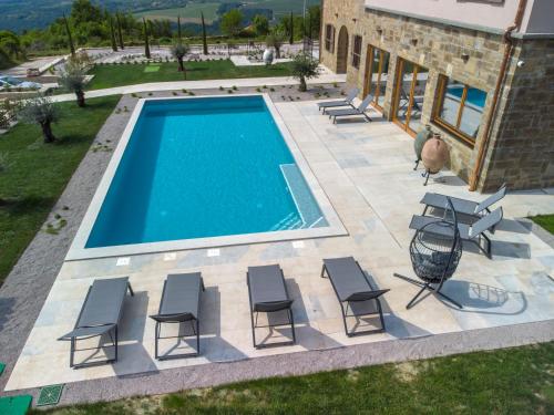 Bazén v ubytování Villa Paradiso dIstria with Spa and heated pool nebo v jeho okolí