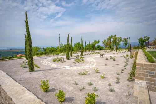 Zahrada ubytování Villa Paradiso dIstria with Spa and heated pool
