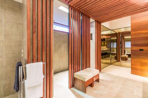 bagno con doccia, panca e specchio di Club Wyndham Dinner Plain, Trademark Collection by Wyndham a Dinner Plain