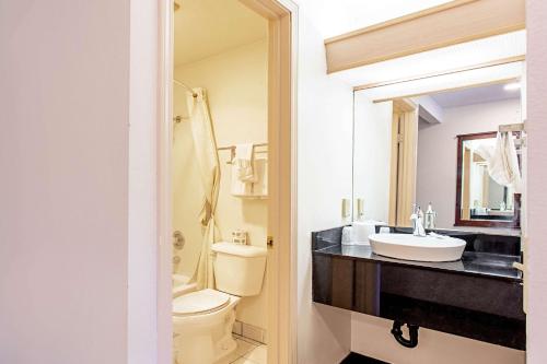 La salle de bains est pourvue d'un lavabo et de toilettes. dans l'établissement Motel 6 Pendleton, OR - West, à Pendleton