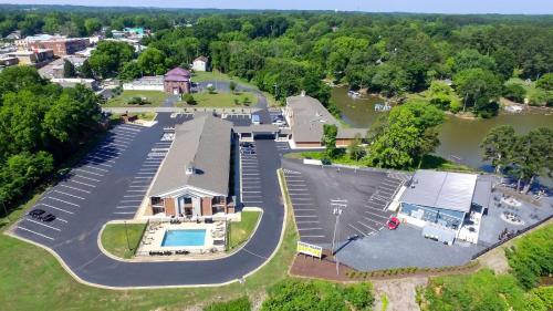 uma vista aérea de um edifício com piscina em Clarion Pointe on the lake Clarksville-South Hill West em Clarksville