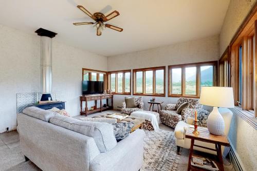 Una sala de estar con sofás y un ventilador de techo. en Hesperus Hideaway, en Hesperus